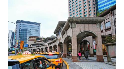 &nbsp;板橋車站南側市民大道廻廊。
&nbsp;