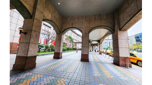 &nbsp;板橋車站南側市民大道廻廊。