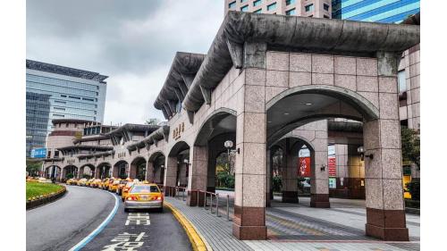 &nbsp;板橋車站南側市民大道廻廊。