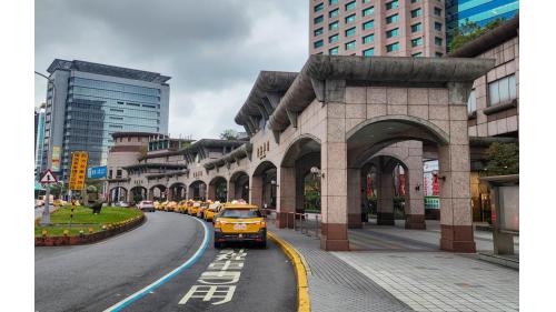 &nbsp;板橋車站南側市民大道廻廊。