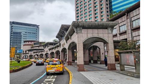 &nbsp;板橋車站南側市民大道廻廊。