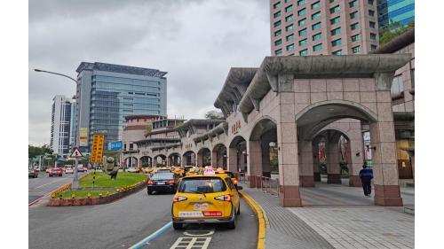 &nbsp;板橋車站南側市民大道廻廊。
&nbsp;