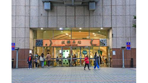 &nbsp;板橋車站西側設置一處出入口西1門與板橋公車站相鄰。
&nbsp;
