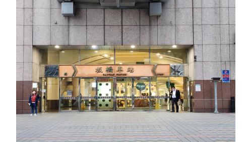 &nbsp;板橋車站西側設置一處出入口西1門與板橋公車站相鄰。
&nbsp;
