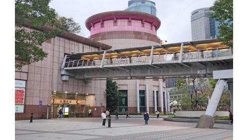 &nbsp;板橋車站西側設置一處出入口西1門與板橋公車站相鄰。