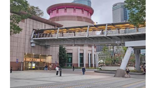 &nbsp;板橋車站西側設置一處出入口西1門與板橋公車站相鄰。