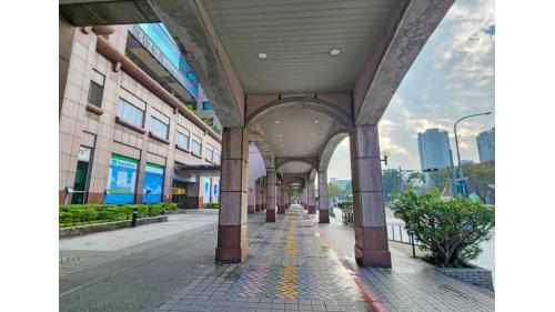 &nbsp;板橋車站站前路側北門前廊道。
&nbsp;