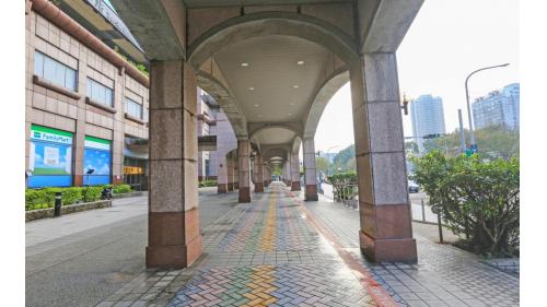 &nbsp;板橋車站站前路側北門前廊道。
&nbsp;