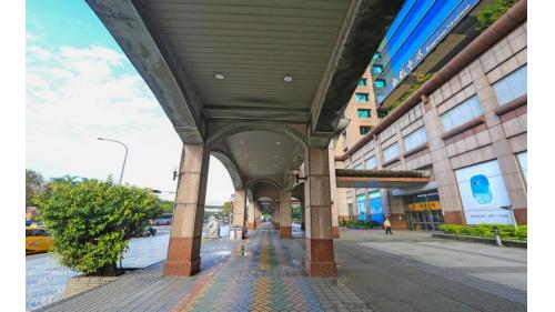 &nbsp;板橋車站站前路側北門前廊道。