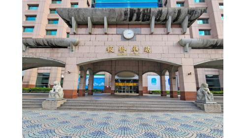 &nbsp;板橋車站北側北2門前兩座石獅子。
&nbsp;