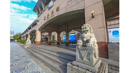 &nbsp;板橋車站北側北2門前兩座石獅子。