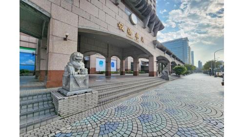&nbsp;板橋車站北側北2門前兩座石獅子。