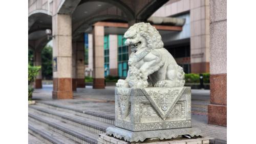 &nbsp;板橋車站北側北2門前兩座石獅子。