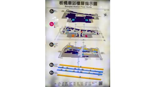 &nbsp;板橋車站主體3樓至23樓設有鐵道局、高鐵局等辦公室，24樓至25樓為環球健身中心。
&nbsp;