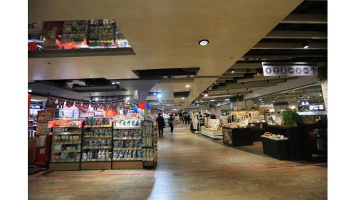 &nbsp;二樓設有環球板橋店。