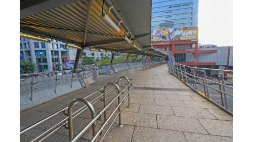 &nbsp;西側空廊可銜接市區公車轉運站及延伸銜接鄰近商圈百貨大樓。
&nbsp;