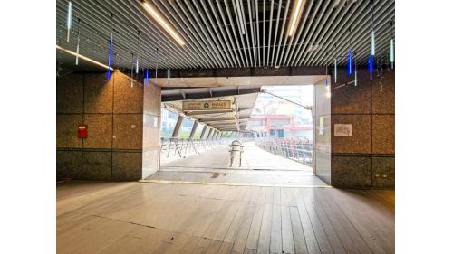 &nbsp;西側空廊可銜接市區公車轉運站及延伸銜接鄰近商圈百貨大樓。
&nbsp;