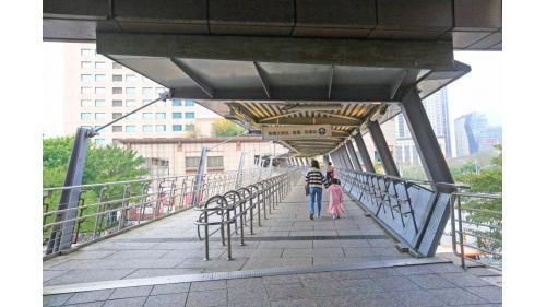 &nbsp;西側空廊可銜接市區公車轉運站及延伸銜接鄰近商圈百貨大樓。
&nbsp;