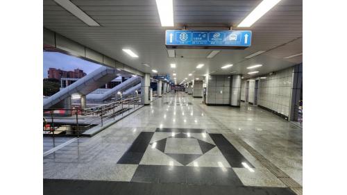 &nbsp;西側空廊可銜接市區公車轉運站及延伸銜接鄰近商圈百貨大樓。
&nbsp;