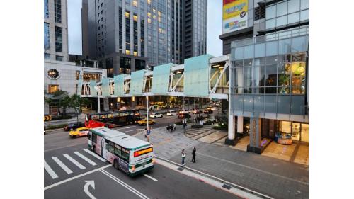&nbsp;西側空廊可銜接市區公車轉運站及延伸銜接鄰近商圈百貨大樓。
&nbsp;