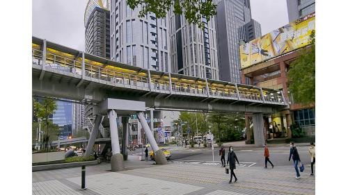 &nbsp;西側空廊可銜接市區公車轉運站及延伸銜接鄰近商圈百貨大樓。