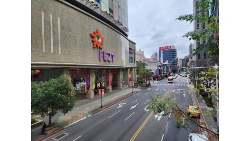 &nbsp;西側空廊可銜接市區公車轉運站及延伸銜接鄰近商圈百貨大樓。