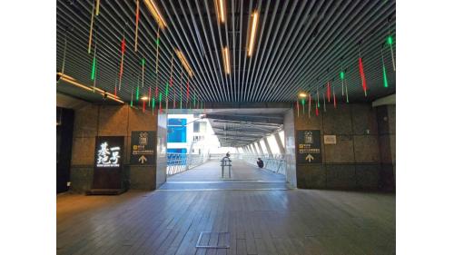 &nbsp;二樓東側空廊則可銜接環狀線車站大廳。