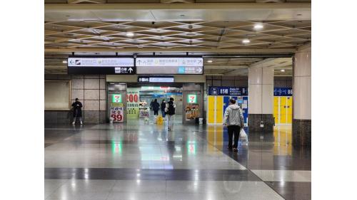 &nbsp;與捷運板南線穿堂層及公車站連通走廊。
