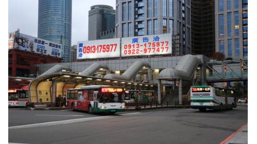 &nbsp;位於新北市板橋區縣民大道二段和新府路口，板橋車站西側。主要公車接駁點位於捷運板橋站2號出口外，採終點站等級的多月台式配置。主要停靠的是市區內的短程公車路線。
&nbsp;