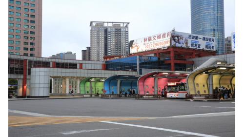 &nbsp;位於新北市板橋區縣民大道二段和新府路口，板橋車站西側。主要公車接駁點位於捷運板橋站2號出口外，採終點站等級的多月台式配置。主要停靠的是市區內的短程公車路線。
&nbsp;