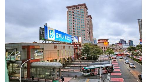 &nbsp;位於新北市板橋區縣民大道二段和新府路口，板橋車站西側。主要公車接駁點位於捷運板橋站2號出口外，採終點站等級的多月台式配置。主要停靠的是市區內的短程公車路線。
&nbsp;