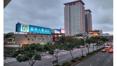&nbsp;位於新北市板橋區縣民大道二段和新府路口，板橋車站西側。主要公車接駁點位於捷運板橋站2號出口外，採終點站等級的多月台式配置。主要停靠的是市區內的短程公車路線。
&nbsp;