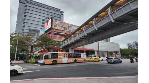 &nbsp;二樓連接板橋車站空廊