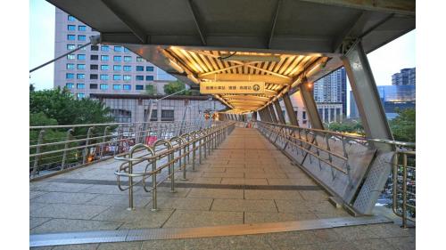 &nbsp;二樓連接板橋車站空廊
