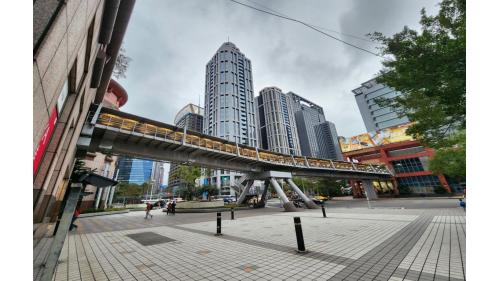 &nbsp;二樓連接板橋車站空廊
&nbsp;
&nbsp;