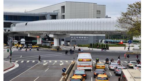 &nbsp;新北板橋轉運站是新北市板橋區的長途客運站，位於新站路與縣民大道口，板橋車站東側，是新北市第一座公辦民營轉運站。目前營運單位為國光客運。 2013年12月16日遷移到原址旁邊的臨時站，2020年5月12日搬遷至臺北捷運環狀線板橋站北側臨時站。