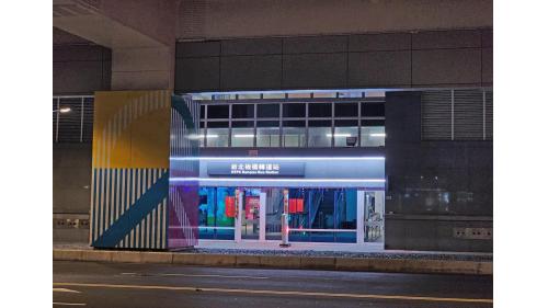 &nbsp;新北板橋轉運站是新北市板橋區的長途客運站，位於新站路與縣民大道口，板橋車站東側，是新北市第一座公辦民營轉運站。目前營運單位為國光客運。 2013年12月16日遷移到原址旁邊的臨時站，2020年5月12日搬遷至臺北捷運環狀線板橋站北側臨時站。
&nbsp;