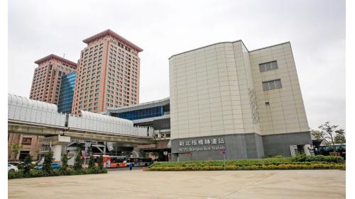 &nbsp;新北板橋轉運站是新北市板橋區的長途客運站，位於新站路與縣民大道口，板橋車站東側，是新北市第一座公辦民營轉運站。目前營運單位為國光客運。 2013年12月16日遷移到原址旁邊的臨時站，2020年5月12日搬遷至臺北捷運環狀線板橋站北側臨時站。
