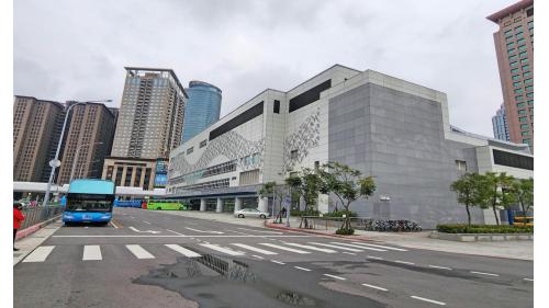 &nbsp;新北板橋轉運站是新北市板橋區的長途客運站，位於新站路與縣民大道口，板橋車站東側，是新北市第一座公辦民營轉運站。目前營運單位為國光客運。 2013年12月16日遷移到原址旁邊的臨時站，2020年5月12日搬遷至臺北捷運環狀線板橋站北側臨時站。