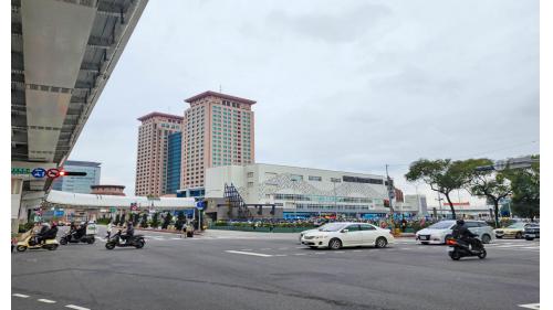 &nbsp;新北板橋轉運站是新北市板橋區的長途客運站，位於新站路與縣民大道口，板橋車站東側，是新北市第一座公辦民營轉運站。目前營運單位為國光客運。 2013年12月16日遷移到原址旁邊的臨時站，2020年5月12日搬遷至臺北捷運環狀線板橋站北側臨時站。