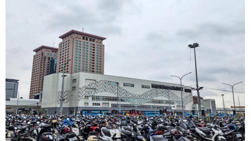 &nbsp;新北板橋轉運站是新北市板橋區的長途客運站，位於新站路與縣民大道口，板橋車站東側，是新北市第一座公辦民營轉運站。目前營運單位為國光客運。 2013年12月16日遷移到原址旁邊的臨時站，2020年5月12日搬遷至臺北捷運環狀線板橋站北側臨時站。