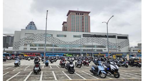 &nbsp;新北板橋轉運站是新北市板橋區的長途客運站，位於新站路與縣民大道口，板橋車站東側，是新北市第一座公辦民營轉運站。目前營運單位為國光客運。 2013年12月16日遷移到原址旁邊的臨時站，2020年5月12日搬遷至臺北捷運環狀線板橋站北側臨時站。