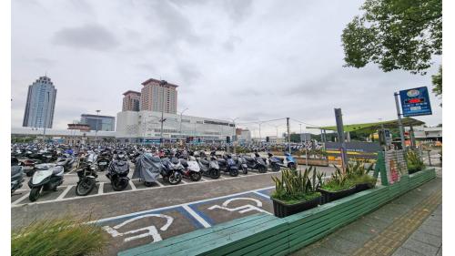 &nbsp;新北板橋轉運站是新北市板橋區的長途客運站，位於新站路與縣民大道口，板橋車站東側，是新北市第一座公辦民營轉運站。目前營運單位為國光客運。 2013年12月16日遷移到原址旁邊的臨時站，2020年5月12日搬遷至臺北捷運環狀線板橋站北側臨時站。
&nbsp;