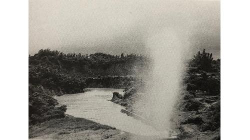 烏山頭水庫>烏山嶺隧道西口天井豎坑引水道出口：水由豎坑流入烏山頭水庫時經空氣孔噴出高度約20m水柱