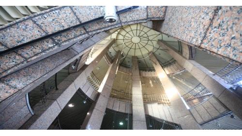 &nbsp;「夢蝶」設置於車站南側２座圓梯內之作品，作者為林書民藝術家。「夢蝶」取自莊子，影像中運用雙水在空中飛舞，交織成如動畫般的連續立體影像，手動舞動如旋律般，最後幻化成蝶。作品配合觀者的視點將雷射立體影像一片片戀掛於三層樓高之不同位置，較底層處是向上迎展的手，中段則變化為蝶，較高處則為漫天飛舞的蠂群，夢幼般的手舞及蠂群，隴著人移動的視點忽遠忽近、淡出淡入，幻生幻滅的手與蝶隱喻人生的無常。