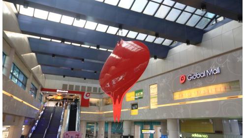&nbsp;設置於車站一樓中庭挑空處，作品名稱為「慾望在飛行」，創作者為黃銘哲藝術家。以慾望與想像就在火車的離站與進站，浮動人在群的腳步裡，藝術家試圖將人群慾望表現在飛行的立體造型，以簡明純淨的抽象流線及光鮮亮麗的色彩，將高達12公尺的巨型飛行體懸掛在車站的中庭天窗，它就像驚嘆號般。
&nbsp;