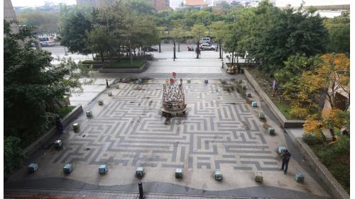 &nbsp;迷宮，設置於車站東北角戶外廣場之作品，創作者為陳姿女藝術家，將廣場的地坪鋪面排成視覺性的迷宮，位於中心位置設下皇冠造型的寶座作為迷宮遊戲的終點，周圍則設置40公分立方的凳子彷彿侍衛分立四周。28個環繞迷宮四周的凳子，實際上是一盞盞華麗的燈。
&nbsp;