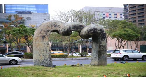 &nbsp;《門》 裝置藝術，設置在車站南側入口縣民大道安全島上，創作者為楊柏林藝術家，以《門》象徵車站意象，生命穿過一個階段性的旅途，火車經過美麗的寶島山林，山巒起伏，景緻明眸，而艱辛漫長的縱貫線，為每個離鄉的遊子，雕塑出峰迴路轉，跨距壯麗的願景。以「前進2000年，是人類向前邁進重大的里程刻度。