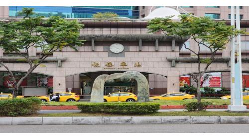 &nbsp;《門》 裝置藝術，設置在車站南側入口縣民大道安全島上，創作者為楊柏林藝術家，以《門》象徵車站意象，生命穿過一個階段性的旅途，火車經過美麗的寶島山林，山巒起伏，景緻明眸，而艱辛漫長的縱貫線，為每個離鄉的遊子，雕塑出峰迴路轉，跨距壯麗的願景。以「前進2000年，是人類向前邁進重大的里程刻度。
