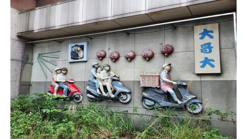 &nbsp;「回家的路上」，設置車站二樓中間走廊及東、西兩側戶外平台壁面。創作者曲家瑞藝術家。創作理念是以當地板橋人的生活面貌、面孔、穿著，去創作一個屬於在地文化的記憶片段。
&nbsp;